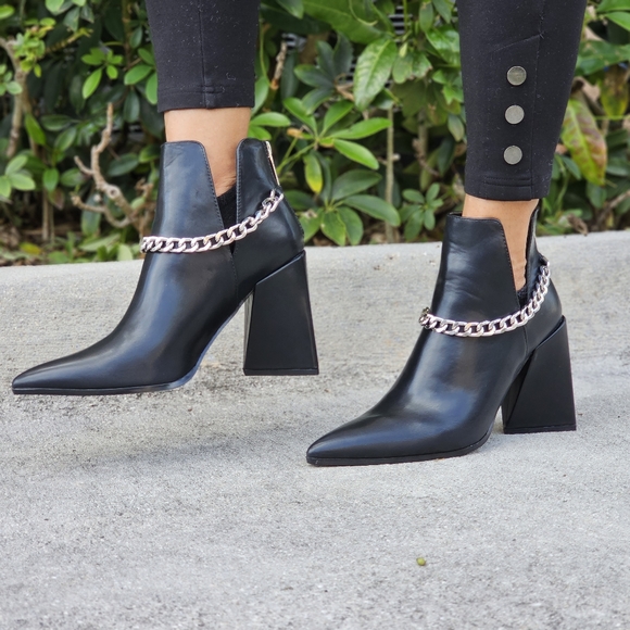 Women's Black Block Heel Chelsea Boots - Picture 2 of 5